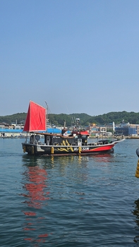 실시간 예약이 가능한 바다 위에 떠있는 해신호 낚시 선박