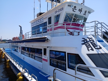 실시간 예약이 가능한 바다 위에 떠있는 인천은아호 낚시 선박