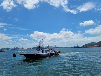 실시간 예약이 가능한 바다 위에 떠있는 라라호 낚시 선박