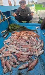 안정 되는 물정에 초보자도 한치 가득! 야간 라이트지깅&한치 에깅 선상낚시로 잡은 물고기 조황