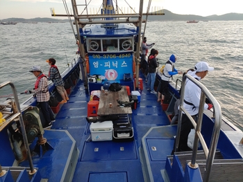 실시간 예약이 가능한 바다 위에 떠있는 엠피닉스  낚시 선박