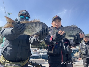 어초,흘림 대물5짜,4짜.4짜 퍼담았습니다 ~내일예약가능

 선상낚시로 잡은 물고기 조황