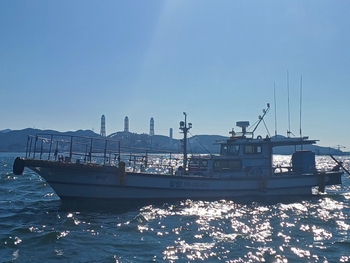 실시간 예약이 가능한 바다 위에 떠있는 힐링호 낚시 선박