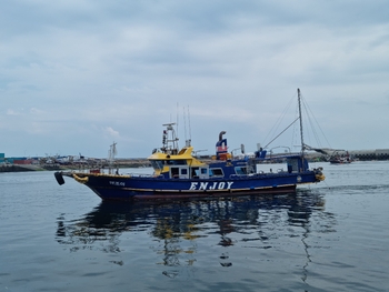 실시간 예약이 가능한 바다 위에 떠있는 군산엔조이호 낚시 선박