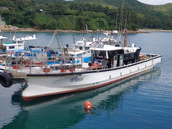 실시간 예약이 가능한 바다 위에 떠있는 고흥 왕눈이호 낚시 선박