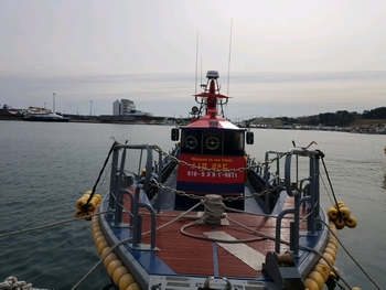 실시간 예약이 가능한 바다 위에 떠있는 시프랜드 낚시 선박