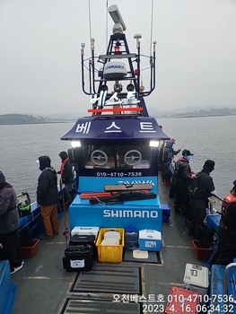 실시간 예약이 가능한 바다 위에 떠있는 베스트호  낚시 선박