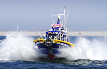 실시간 예약이 가능한 바다 위에 떠있는 루시호 낚시 선박