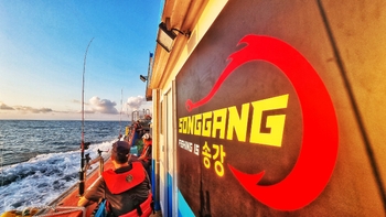 실시간 예약이 가능한 바다 위에 떠있는 제주송강호  낚시 선박